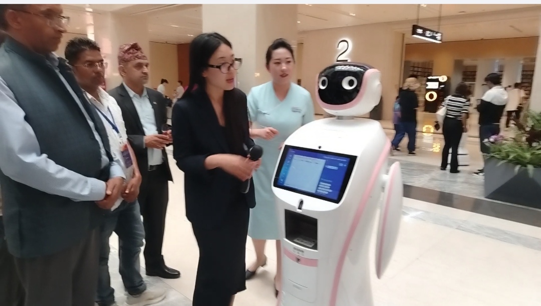 कस्ताे छ राेबाेटले चलाएकाे चीन–सिंगापुर मितेरी पुस्तकालय ?