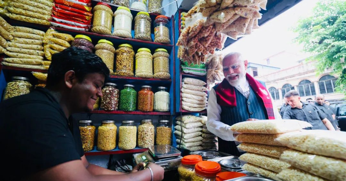 चुनावी व्यस्तताबीच मोदीले खाए सडक किनारको ‘झालमुरी’